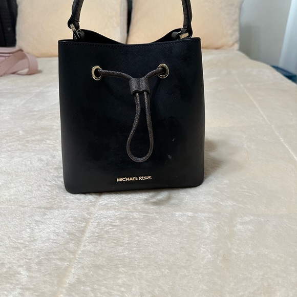 Michael Kors bucket crossbody - Picture 3 of 3